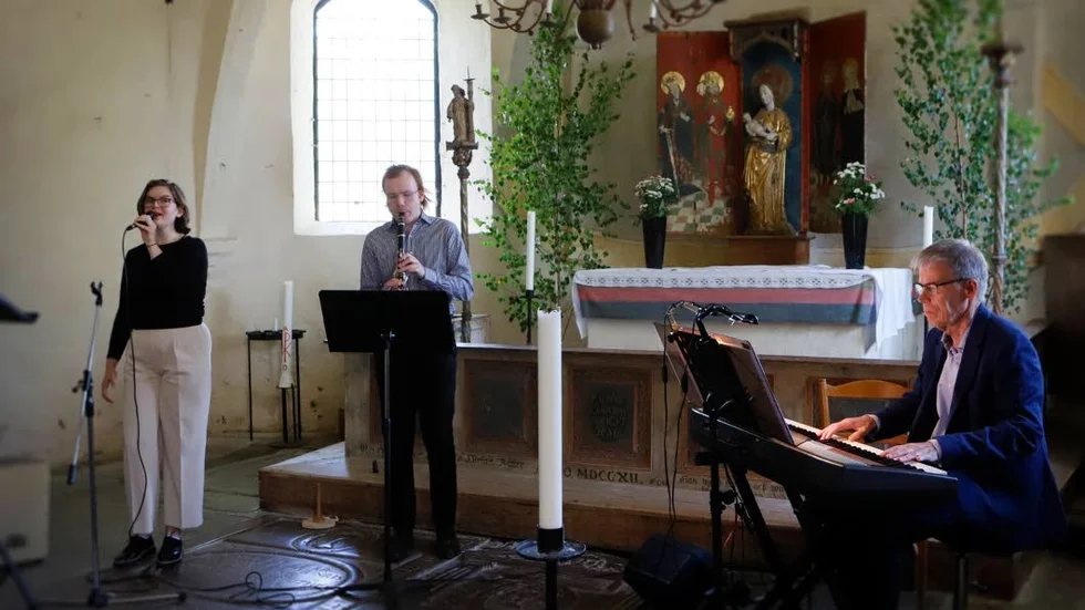 


Moa Karlén, Aston Anderssohn och Jan Darenius underhöll i S:ta Maria kyrka.



