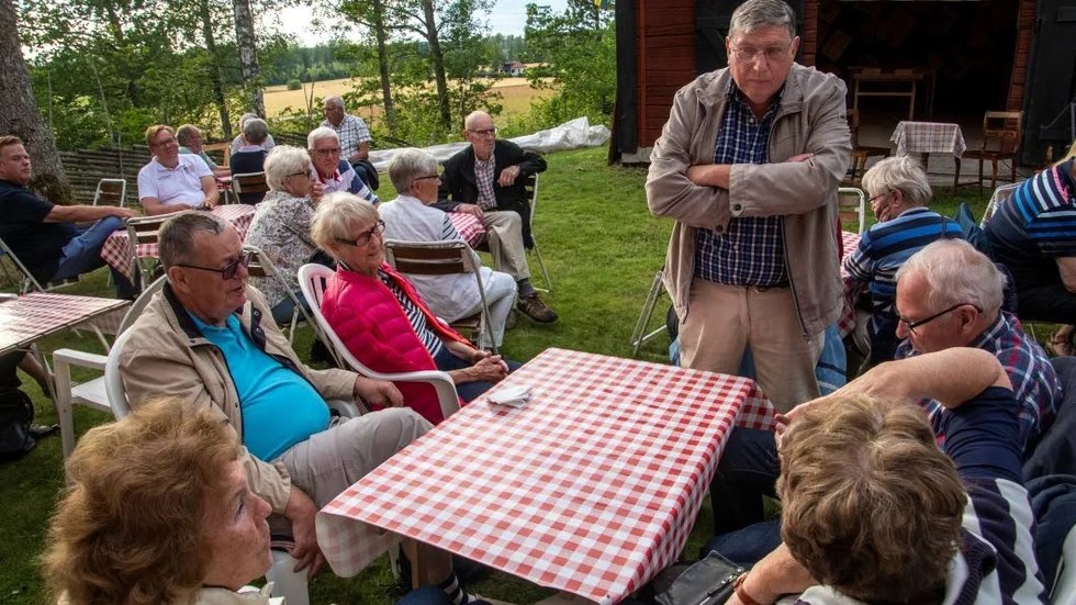 


Hembygdsföreningens ordförande Staffan Andersson pratar med några operettälskare, Ingegerd Öhrn, Sverre och Gittan Bergqvist, Olof Johansson och Berit Dahl, alla från Finspång.



