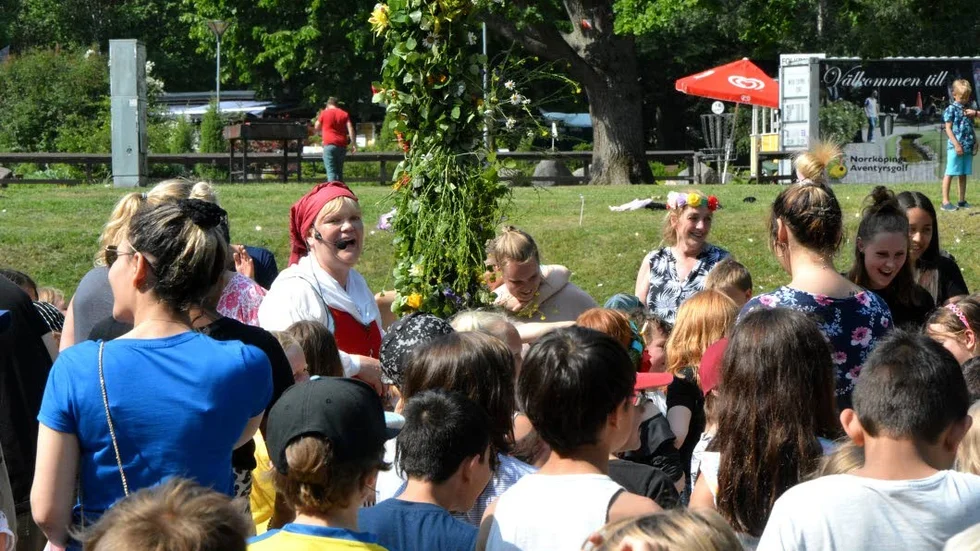 Det var livat när det dansades runt stången på torsdagen i Folkparken.