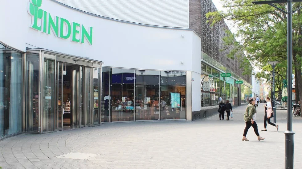 Utanför offentliga entréer, som här mellan Linden och Domino, blir det rökförbud.