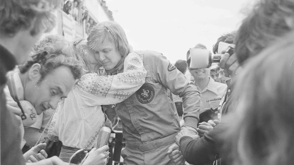 Gratulerar. Ronnie Peterson gratuleras av hustrun Barbro efter en seger.