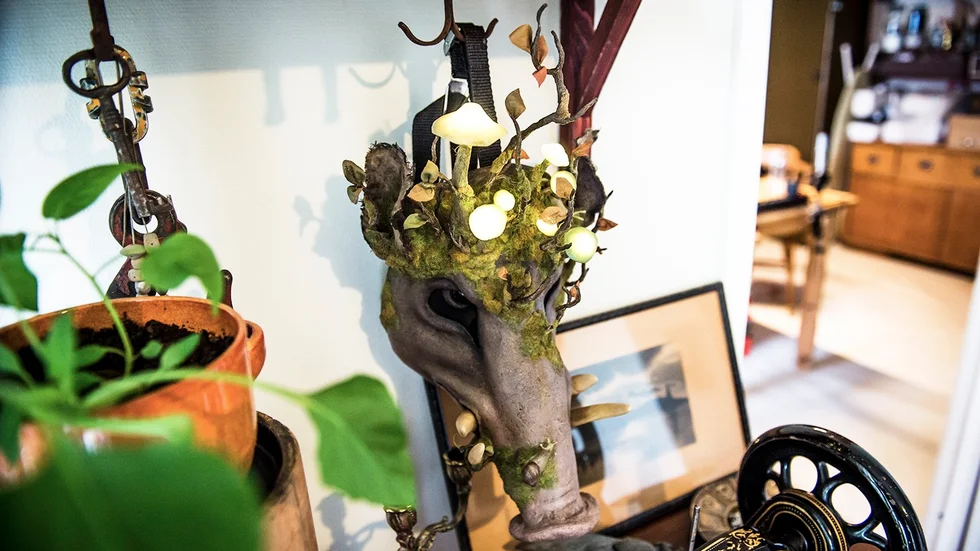 Såväl svinhuvud som svampar, grenar och sniglar har Caroline gjort för hand. Här har också en ljusslinga dragits in, för extra effekt. Foto: Thea Holmqvist
