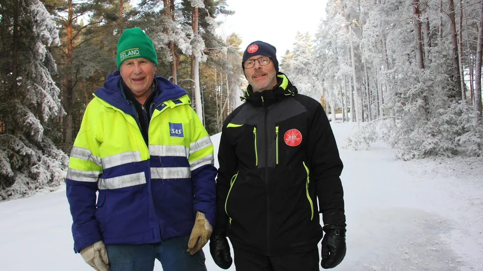 Ulf Björklund och Lars-Gustav Larsson är två av dem som fixar Granåsens konstsnöspår i Bålsta. De är superglada över att kylan har kommit så tidigt i år.