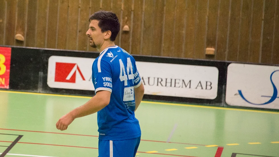 Innebandy. Alexander spelar och dömer innebandy. ”Jag dömer i division 2. Eftersom jag själv spelar i divison 1 tar det stopp där.” Foto: Malin Johansson