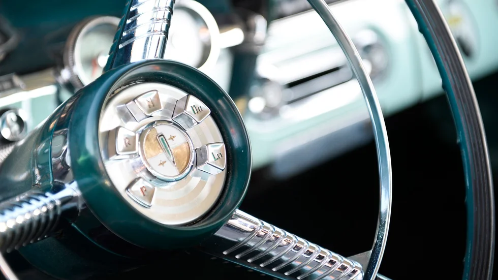 Knappar. Varken växelspak eller väljare finns i Edsel-1958. Den har tryckknappar i rattens centrum istället. Foto: Carina Kvist.