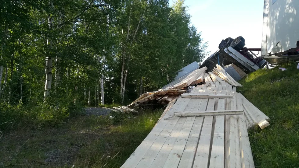 En stor mängd virke hamnade i diket. Foto: Jonas Nilsson