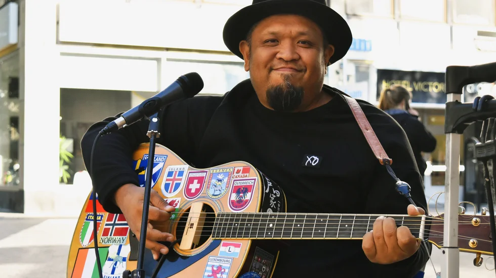Ueda Masanori har rest från land till land som backpackande musiker. Foto: Jakob Wesslund