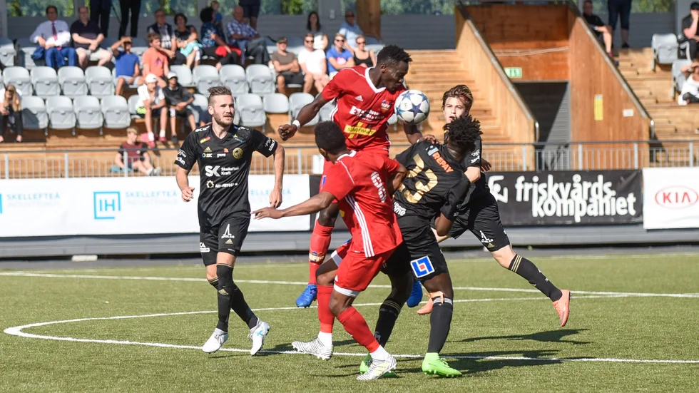 Bollkamp. Det blev en tät tillställning mellan Skellefteå FF och Härnösand med en hel del heta duster på mittfältet. Foto: Susanne Löfholm.