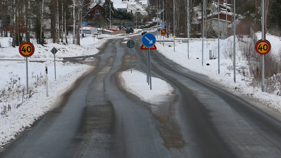 Hagadalsgatan är smal vid trafikdelarna. Där finns inte plats för gående eller cyklister. "Det kan vara livsfarligt" säger Annelie Ovedal som reagerat över att cykelvägen slutar vid förskolan Växthuset.