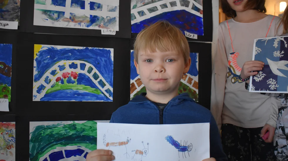 Konstnär. Nils-Isak, 6, visar upp en bild på fantasidjuren. Foto: Ramo Holmbom.