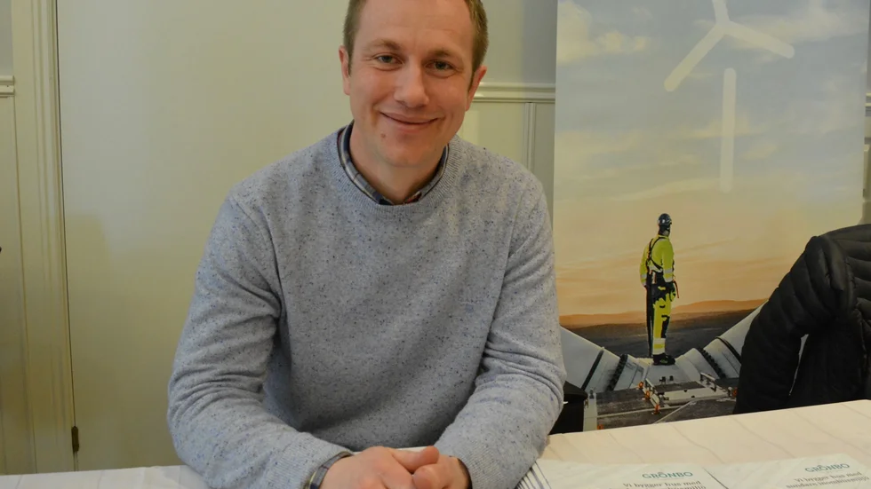 Delägare. Även om det inte är skarpt läge än passade Mattias Henriksson, Ecopart, på att knyta kontakter på rekryteringsmässan i Norsjö. Foto: Lennart Enkvist.