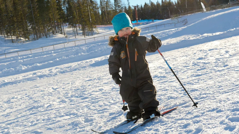 På skidor. Det är första året som Loa Berglund 1,5 år åker skidor i backen. Foto: Carina Kvist.