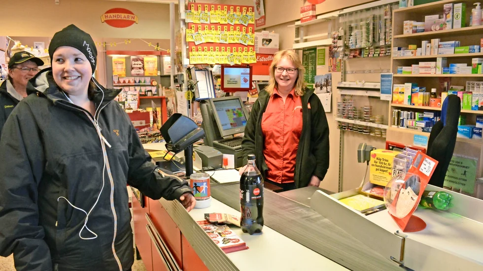 Hos Handlarn. Magdalena Swahn, 28, bor i Adak med sambo och två barn. Hon trivs mycket bra i byn och är en trogen kund i affären där Susanne Åhman är butiksansvarig. Foto: Lennart Enkvist.