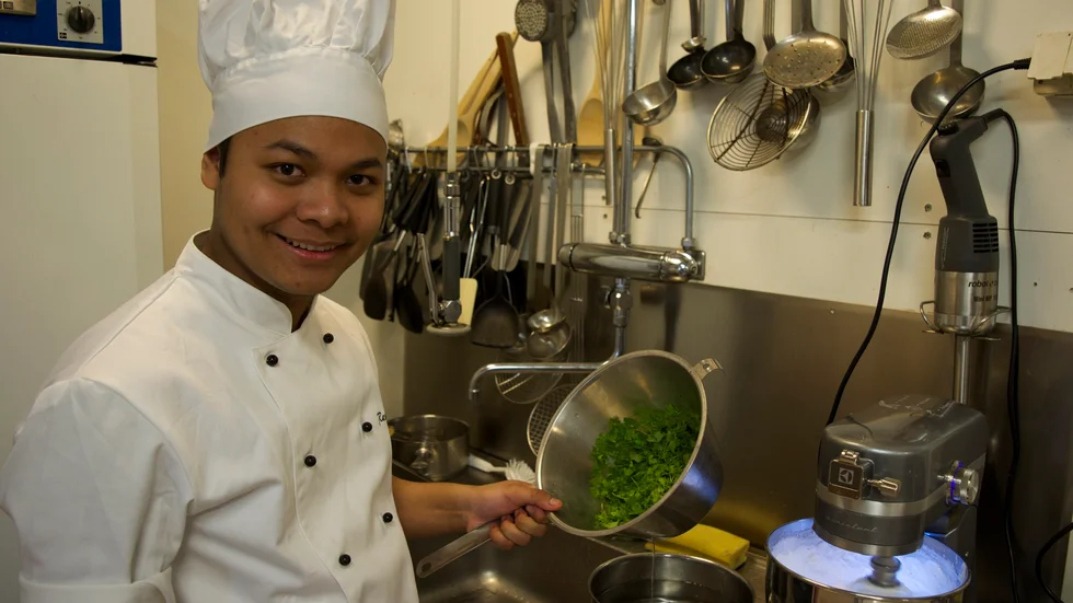 Grönt på bordet. Sonthaya Deeying trivs i restaurangköket tillsammans med sina klasskompisar. Foto: Karin Israelsson.