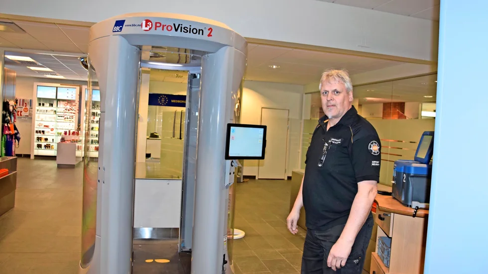 Nyinvestering. Tomas Karlsson visar en av flygplatsens senaste investeringar, en säkerhetsscanner. Foto: Lars Andersson.