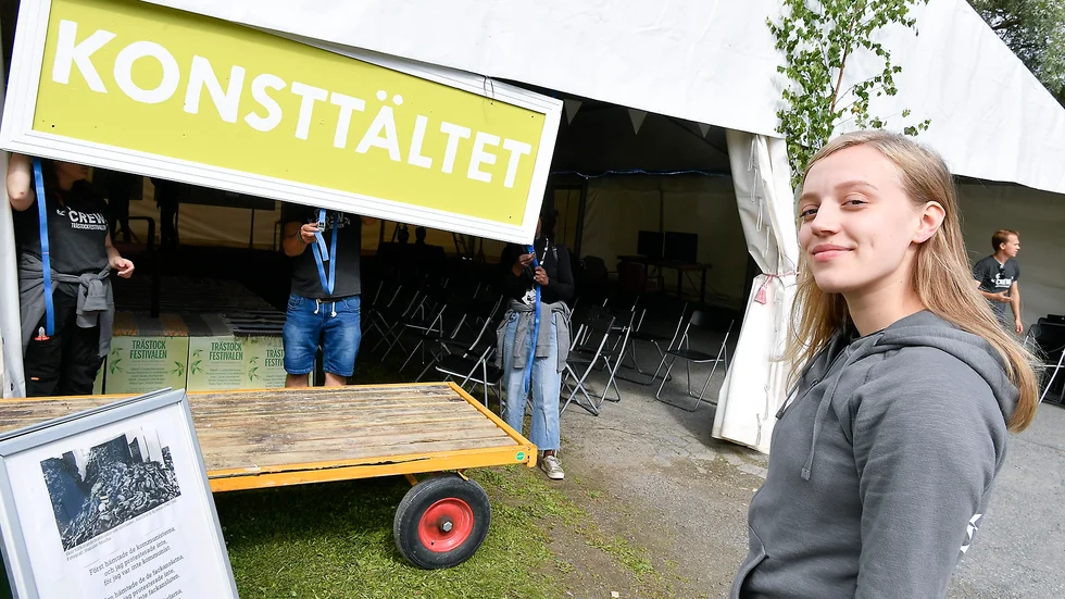 Nöjd. Mika Svanborg är belåten att konsttältet nu är öppet för besökarna. Foto: Jeanette Lövgren.