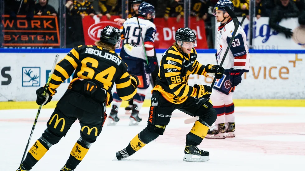Rickard Hugg jublar efter sitt 1-0 mål i mötet med Linköping.