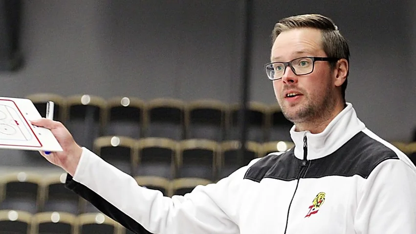 Sportchefen. Tobias Carlsson och SK Lejon värvar forward.