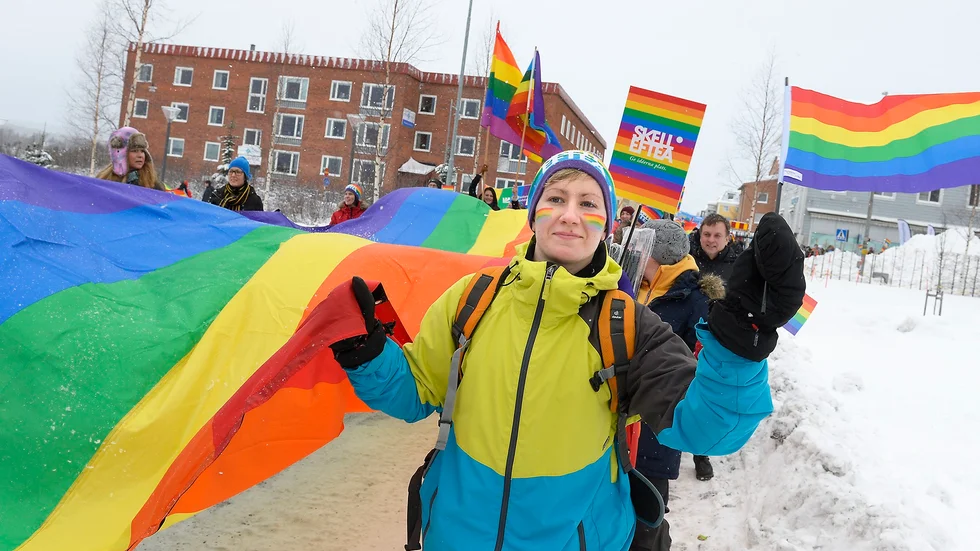 Kärleken. Förra årets pridetåg dominerades av färger och glädje när människor tågade genom Skellefteå. Foto: Jeanette Lövgren.