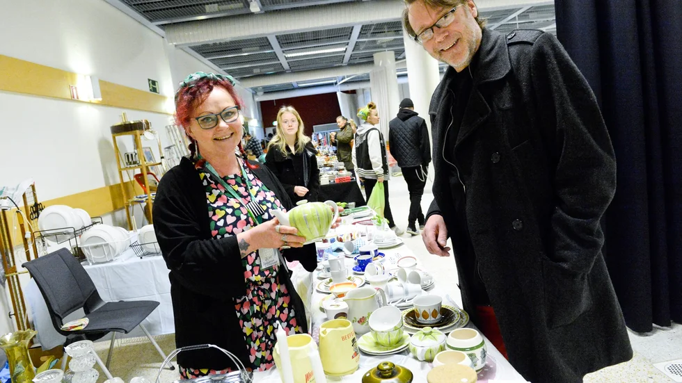 Mångpysslare. Carola Backman skapar smycken och annat kreativt av gammalt porslin. Jan Lundmark kollar in vad som fanns på borden på retromarknaden. Foto: Carina Kvist.