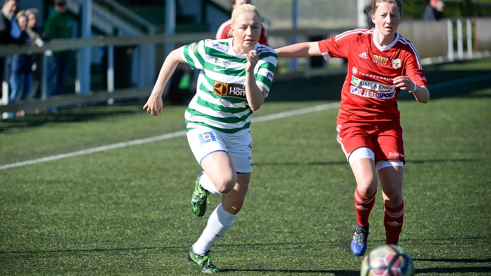 På språng. Paulina Larsson gjorde ett och passade fram till ett mål. Foto: Carina Kvist.