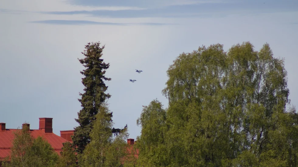 Tony Rundström fotograferade nationaldagsflygningen från Parkbron i Skellefteå. Läsarbild: Tony Rundström.