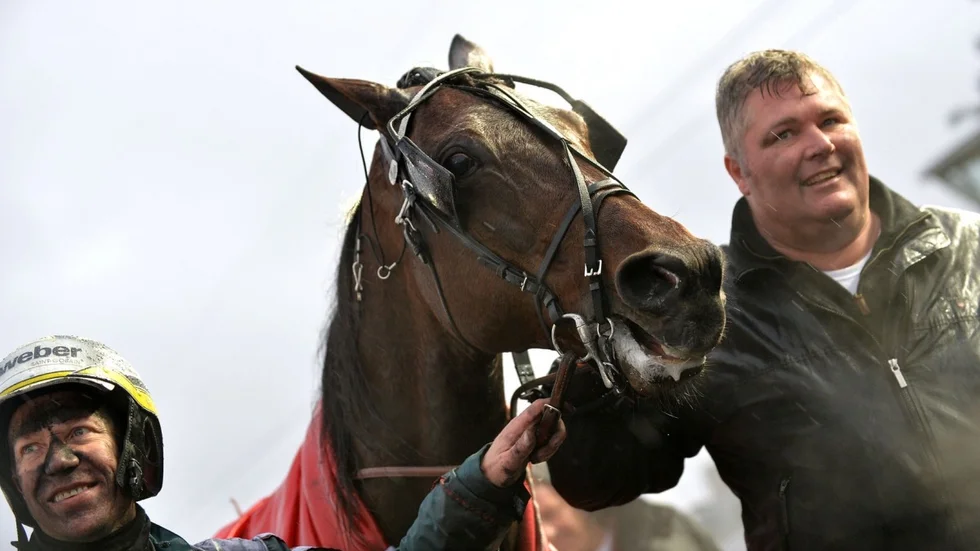 Örjan Kihlström, Maharajah och Stefan Hultman efter den härliga triumfen på Vincennes. Foto: LARS JAKOBSSON