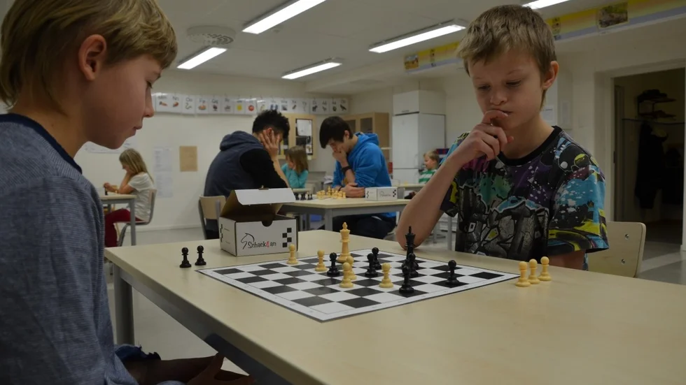 Blivande mästare? Hugo Stenlund och Jonathan Jonsson spelar schack. Foto: Britta Stenberg