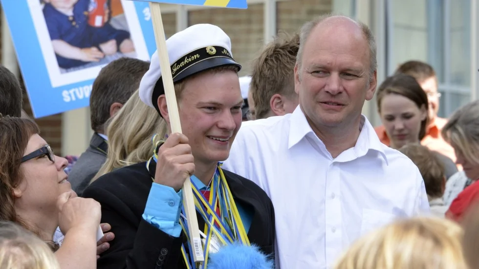 Far och son Moregård förevigar ögonblicken utanför Hornavanskolan.