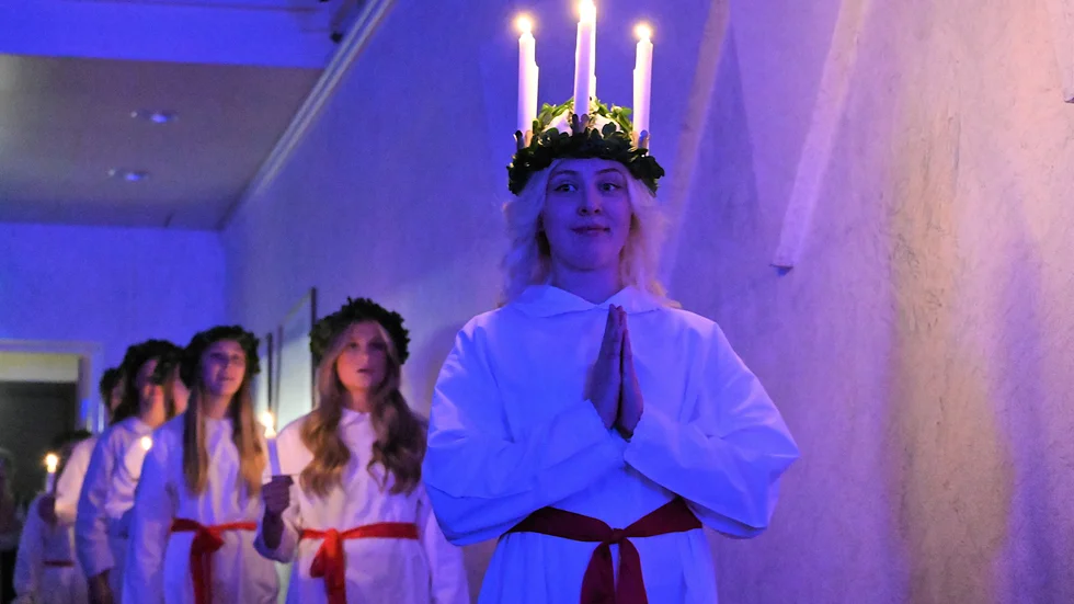 Förra året valdes Lovisa Andreassen till Lucia, här på väg in med sina tärnor vid kröningsceremonin i Bryggaren. Själva luciatåget blev sedan inställt på grund av coronapandemin.