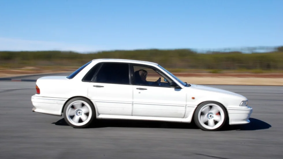 Gustaf Ulander och Luigi de Barone gör bromsprov på Pär Winthers ombyggda Mitsubishi Galant. Bilen har fått turbomotor från en Mitsubishi Evolution och bromsar från Mitsubishi 3000GT.