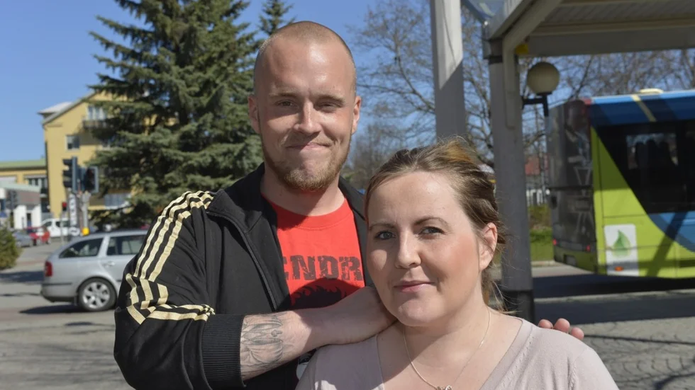 Elina Åström älskar schlager och har bestämt att det är det som familjen ska se. Johan Åström har inga problem med det. Foto: Jeanette Lövgren