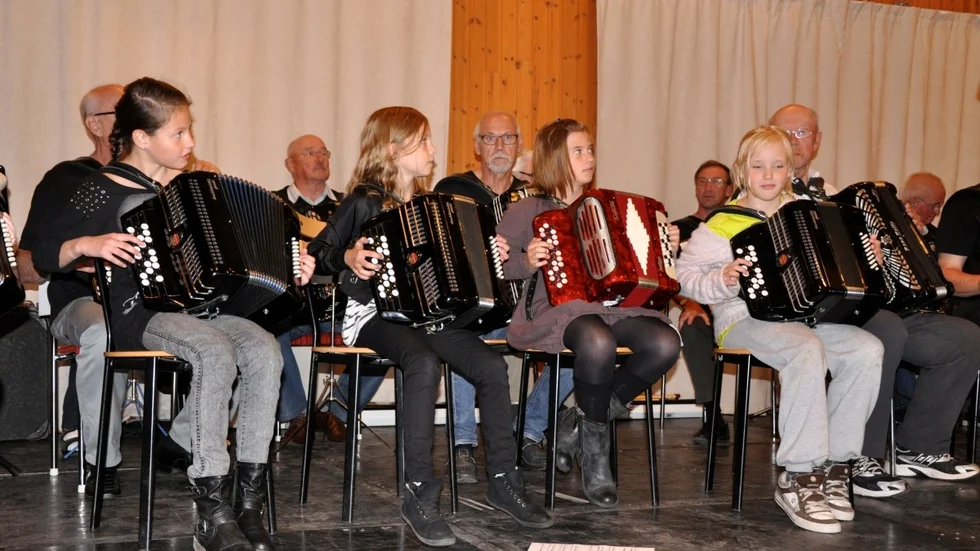 Unga medlemmar i Malå dragspelsklubb. Foto: Britta Stenberg