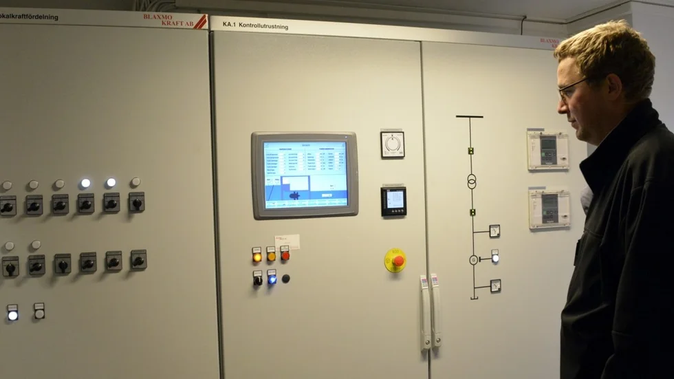 Kontrollrummet. Kraftverkets hjärna. Rickard Karlman noterar produktion och vattentappning.