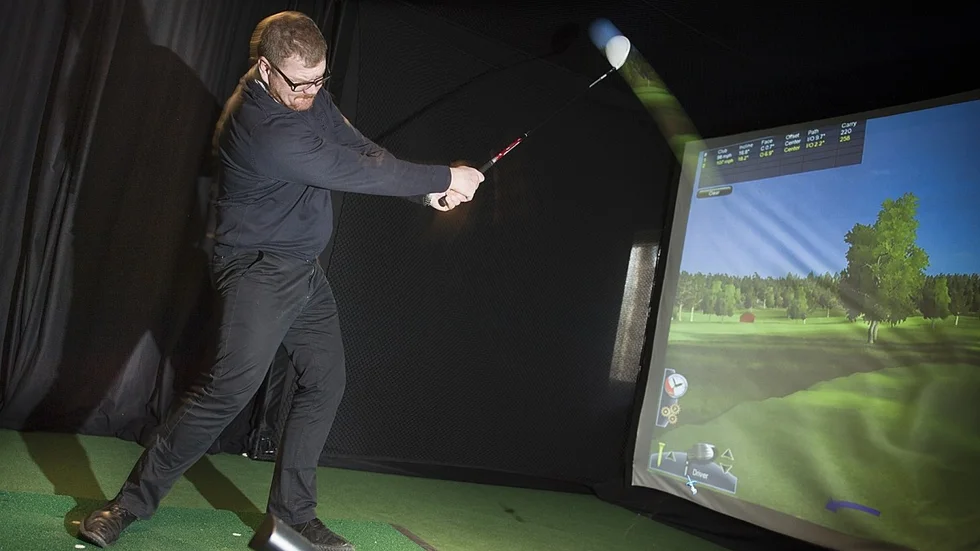 Stephen Skinner berättar att Skellefteå golfklubb erbjuder golf gymnasieelevernas skolschema. Foto: Lars Eriksson