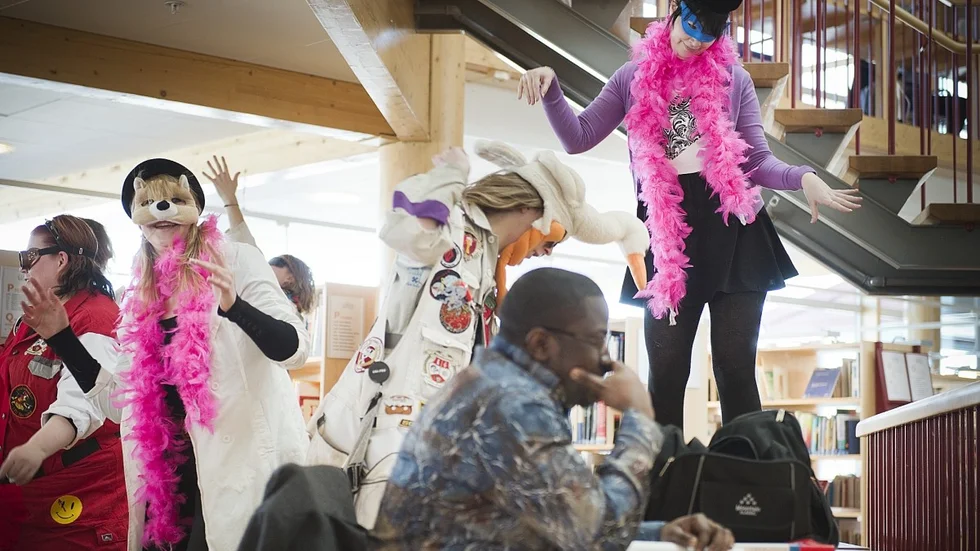 Lugnet och tystnaden i Campusbiblioteket bryts plötsligt av taktfast musik som strömmar ut genom högtalarna – Harlem shake är på besök. Foto: Lars Eriksson
