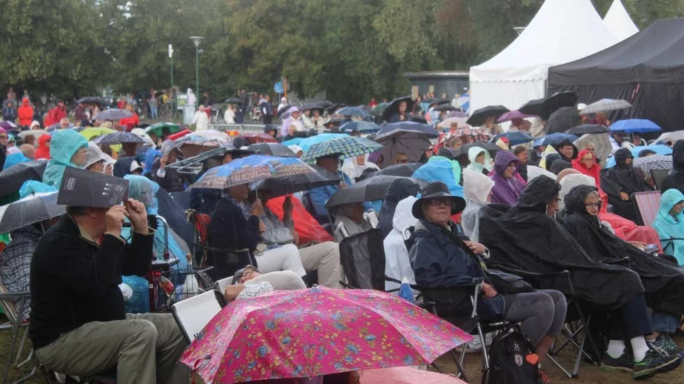 Sol och regn växlade om under Loa Falkmans gratiskonsert i Vasaparken. Här regnar det och Loa sjöng strax därpå "Till havs!".