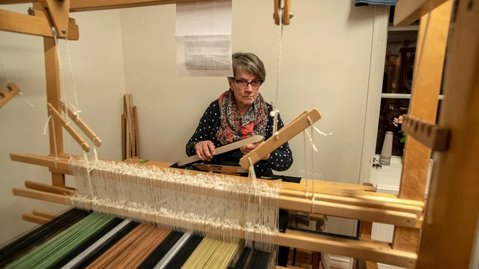 Anneli Söderberg från Igelfors väver en två meter lång ripsmatta.