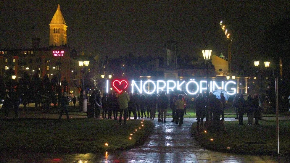 Nu är festivalen igång och det första konstverket hälsar alla välkomna till Norrköping.