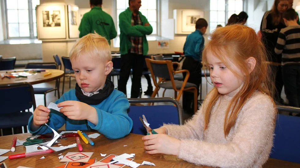 Lärorik dag. Lukas 5 år och Lily 5 från Jursla förskola trivdes på miljöfesten i Arbetets museum.