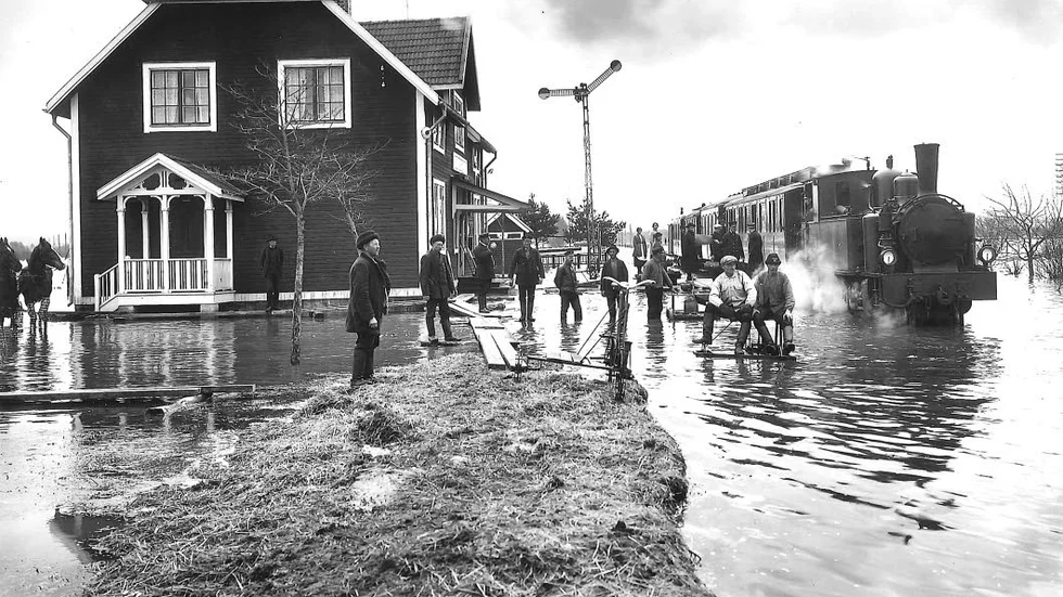 Vatten. 1924 översvämmades sjön Kvismaren vilket fick konsekvenser föt tågen.