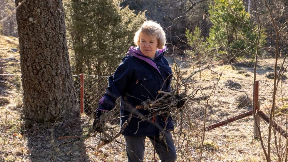 Ann-Britt Wrenner bär bort skräp från begravningsplatsen i Folkström.