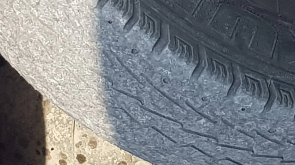 Blankslitna och utan grepp, så var däcken på skolbussen.