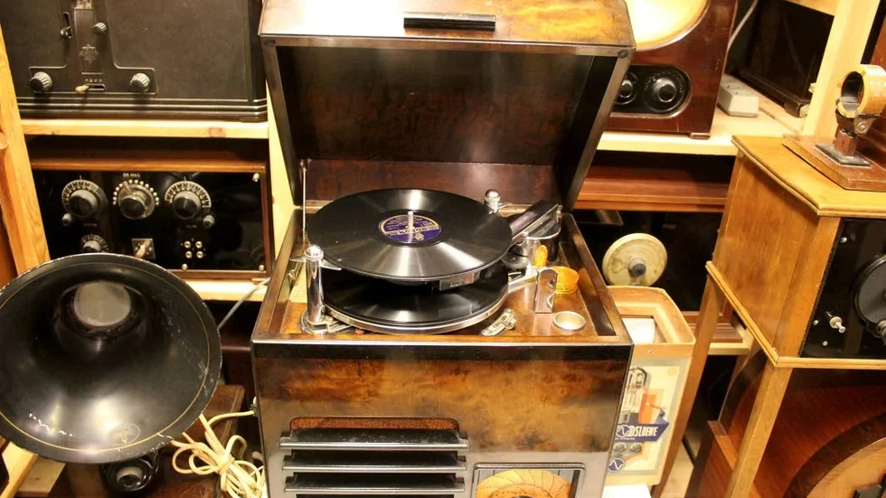 En radiogrammofon från Luxor i Motala ingår också i Christer Johanssons samling.