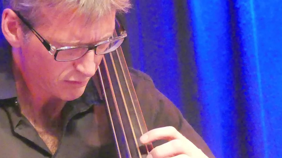 Basisten Johannes Lundberg använde ibland sin röst för att få ytterligare ett ensembleinstrument.