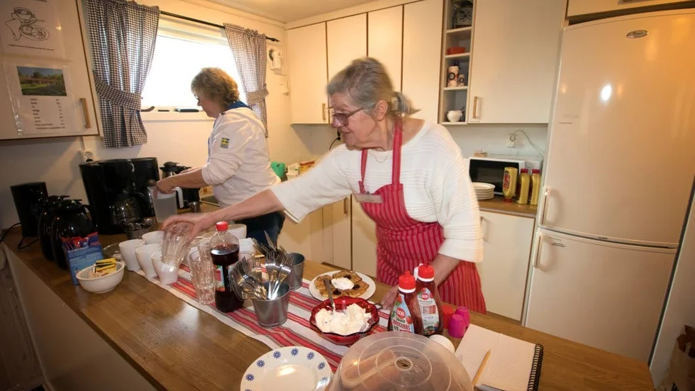 Våffelverkstad, en söndag serverades det 76 våfflor. Ann-Lill Åkesson och Karin Fors i full fart.