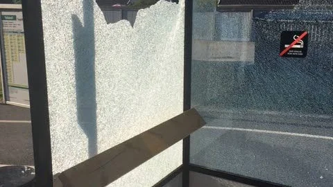 30 glasrutor krossades på sex busshållplatser. Bara att beställa nya glasrutor kostar 120 000 kronor plus moms.