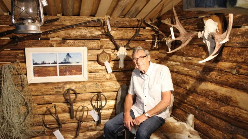 Christer Eklund i den hörna i Ljusfallshammars lantbruksmuseum, där man byggt upp en jaktstuga med tillbehör.