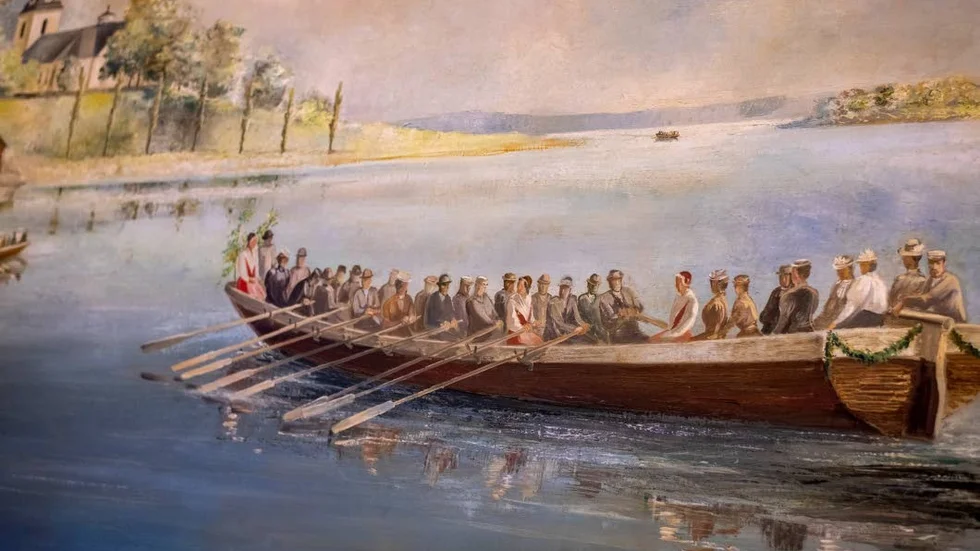 Kyrkbåtarna i Tisnaren var stora och tog många passagerare. Ett utsnitt ur Yngve Lundströms tavla.