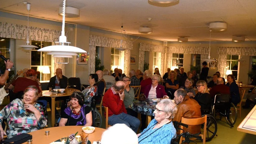 Lokalen i Blå porten är välfylld när pubkvällen tar sin början. Det är första gången man anordnar en sådan.